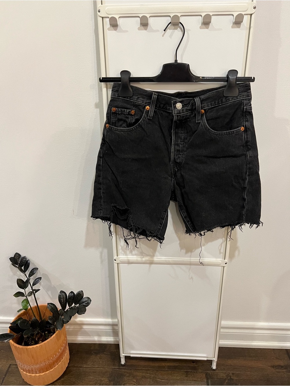 Levi’s Black Vintage Wash Distressed Denim Jean Shorts Size 25